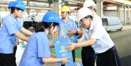 李向东到陕建机股份和重装集团开展安全环保检查及“夏送清凉”慰问活动