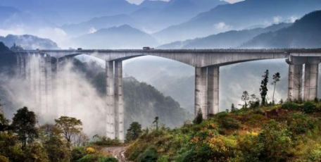 沿着高速看中国｜世界第一高墩、双螺旋隧道……看云端高速“逆天”而行！